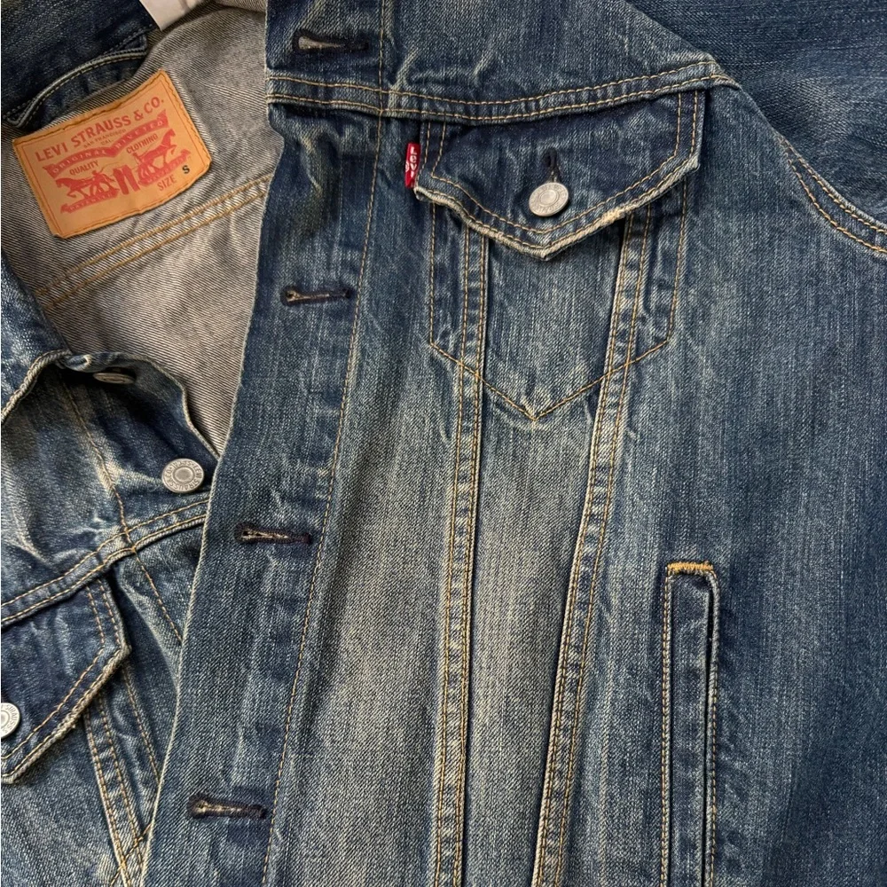 Levi's Faded Classic Trucker Blue Denim Small Jacket Distressed Red Tab 72335 - Picture 10 of 16